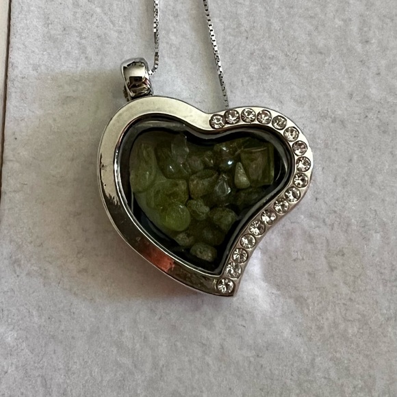 Heart shaped locket with peridot stones and cz’s on a 20” s925 chain - Picture 4 of 4
